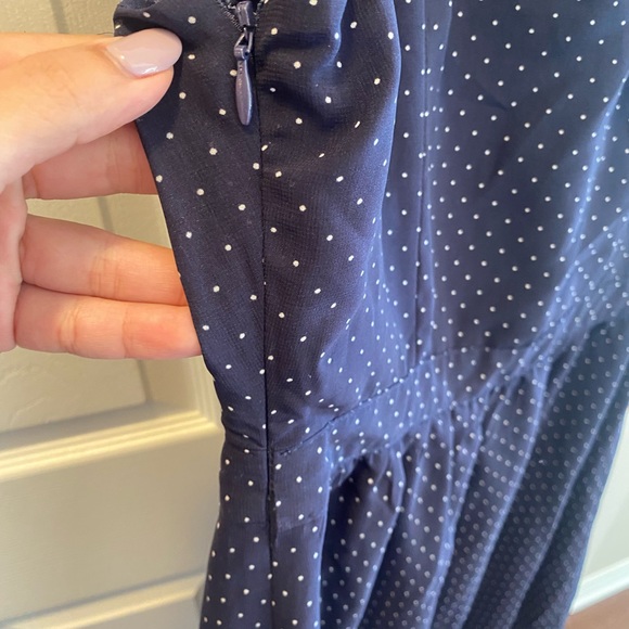 Beautiful ruffle v-neck dress - Picture 3 of 4